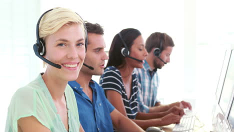 Glückliche-Callcenter-Agenten-Sprechen-über-Headset