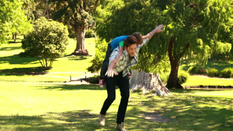 Padre-E-Hijo-Jugando-En-Un-Parque