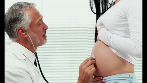 Mujer-Embarazada-Sonriente-Consultando-Al-Médico