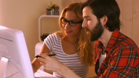 Casual-designers-working-together-on-a-computer