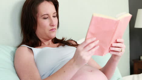 Pregnant-woman-reading-book