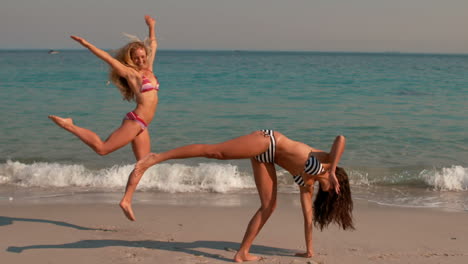 Chicas-Felices-Haciendo-Una-Voltereta-En-La-Playa.