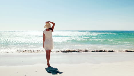 Frau-Im-Weißen-Kleid-Zu-Fuß-Am-Strand