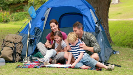 -Familia-Feliz-En-Un-Viaje-De-Campamento-Frente-A-Su-Tienda