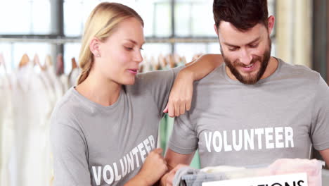 Equipo-De-Voluntarios-Mirando-Donaciones-De-Ropa