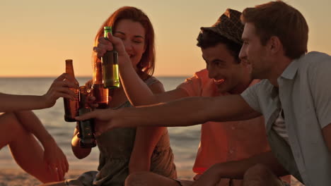 Friends-drinking-beer-at-the-beach