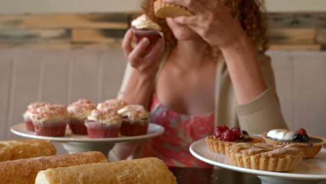 Junge-Frau-Stopft-Sich-Den-Bauch-Mit-Kuchen-Voll