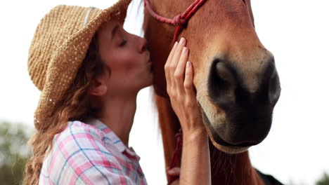 Mujer-Caminando-Con-Su-Caballo