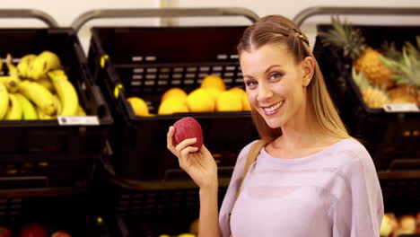 Joven-Mujer-Feliz-Sosteniendo-Manzana