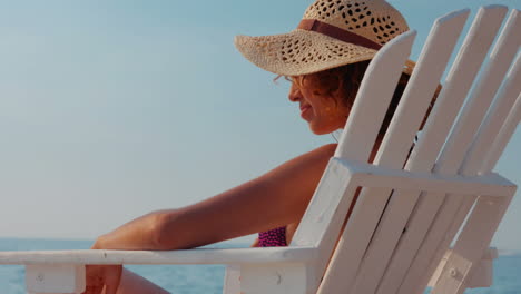 Schöne-Frau-Entspannt-Am-Strand