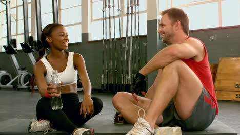 Fit-people-taking-a-break-in-gym