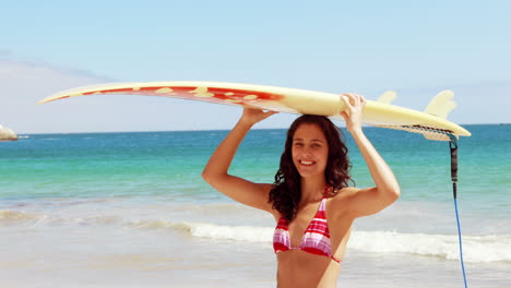 Gorgeous-brunette-going-to-surf