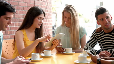 Estudiantes-Universitarios-Pasando-El-Rato-En-La-Cafetería-Del-Campus