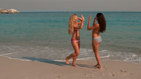 Glückliche-Mädchen-Klatschen-Am-Strand-In-Die-Hände