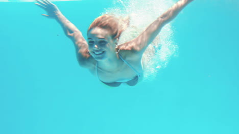 Mujer-Atractiva-Buceando-En-La-Piscina