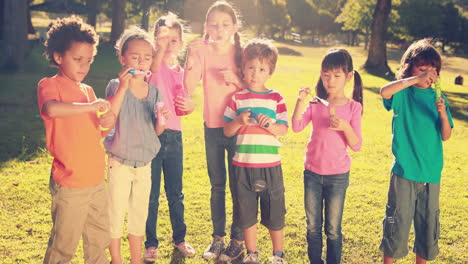 Pequeños-Amigos-Soplando-Burbujas-En-El-Parque.