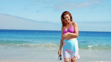 Hermosa-Mujer-Posando-En-La-Playa