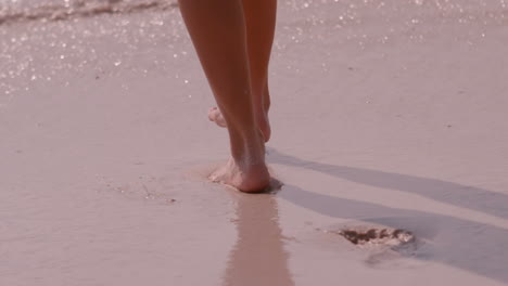 Frau-Läuft-Barfuß-Am-Strand-Entlang