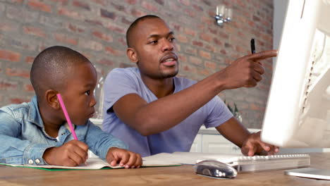 Padre-E-Hijo-Usando-La-Computadora-Juntos