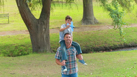 Vater-Und-Sohn-Haben-Spaß-Im-Park