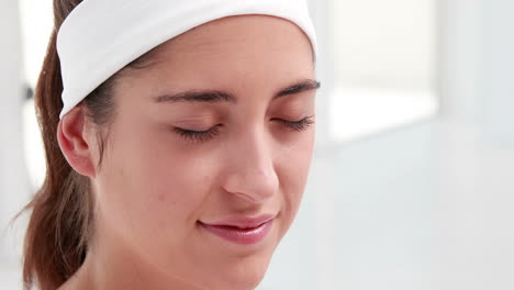 Woman-getting-fake-eyelashes-applied