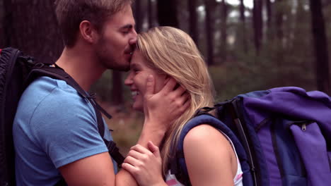 Pareja-Caminando-Por-Un-Bosque