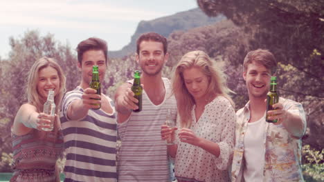 Amigos-Felices-Sosteniendo-Botellas-De-Cerveza