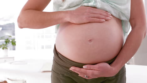 Schwangere-Frau-Zeigt-Ihren-Bauch