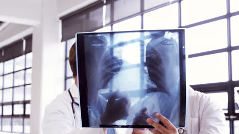 Ärzte-Schauen-Sich-Gemeinsam-Eine-Röntgenaufnahme-An
