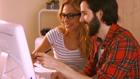 Casual-designers-working-together-on-a-computer