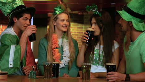 Glückliche-Freunde-Feiern-St.-Patricks-Day