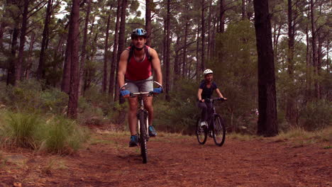 Pareja-En-Bicicleta-Por-Un-Bosque