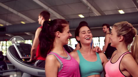 Encajar-Mujeres-Sonrientes-Charlando-Juntas