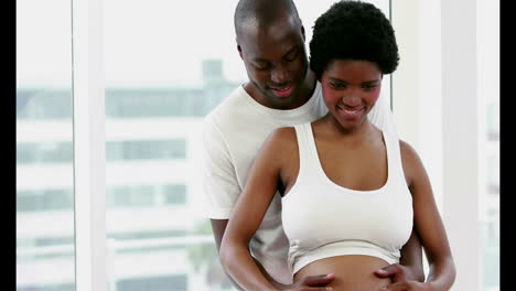 Pregnant-smiling-woman-with-her-husband