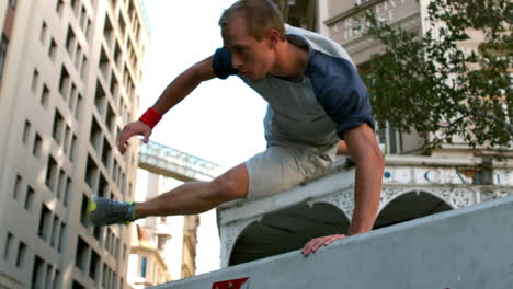 Joven-Saltando-Una-Pared