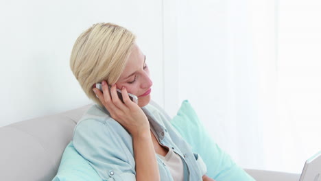 Pretty-blond-woman-speaking-at-the-phone-