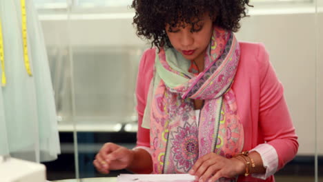 Atractiva-Diseñadora-De-Moda-Femenina-Dibujando-En-El-Trabajo.