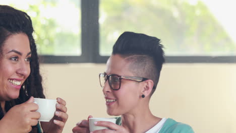 Lächelndes-Lesbisches-Paar-Trinkt-Zusammen-Kaffee