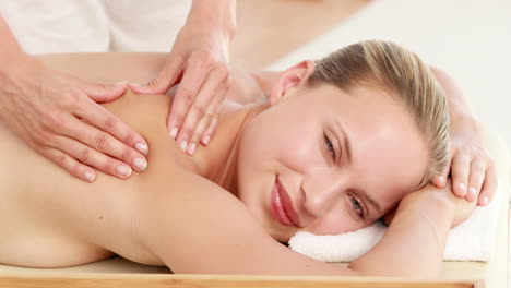 Masseuse-massaging-her-client-shoulder