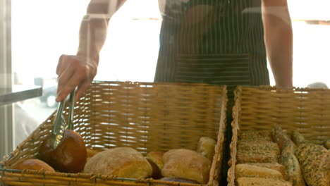 Bäcker-Ordnet-Brot-In-Körben