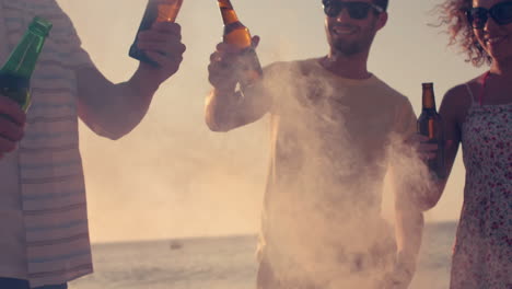 Glückliche-Freunde-Stoßen-Mit-Bier-Am-Strand-An