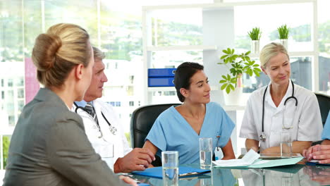 Equipo-Médico-Trabajando-Juntos-Durante-La-Reunión