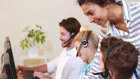 Smiling-businesswoman-briefing-call-center-agent