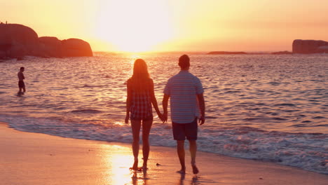 Couple-walking-on-the-beach-