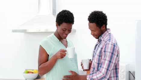 Pareja-Embarazada-Tomando-Café-En-La-Cocina