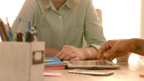 Equipo-De-Negocios-Creativo-Sonriente-Trabajando-Juntos