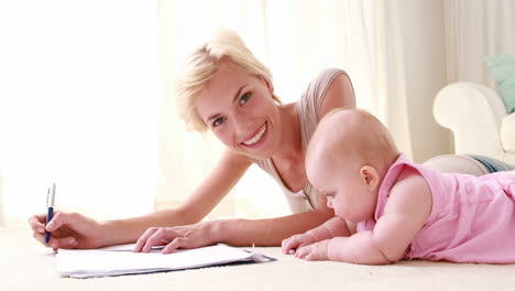 Glückliche-Mama-Mit-Ihrer-Kleinen-Tochter