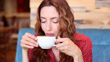 Mujer-Bebiendo-Un-Capuchino