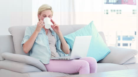 Hübsche-Blonde-Frau-Mit-Computer-