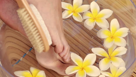 Mujer-Recibiendo-Pedicura-En-El-Salón-De-Uñas.